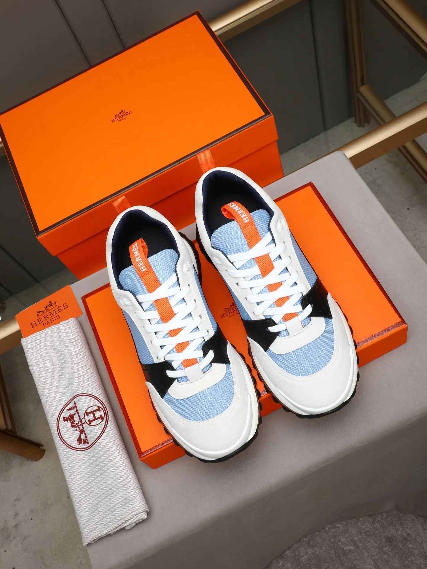 PP680【Hermes】fe new arrival~New Bouncing sneakers are the most comfortable shoes from Hermès. They are extremely light on the feet and look great. You won’t feel tired even when you go shopping and running around. 👍Very light and comfortable. Extremely light. Perfect for both sports and leisure. They feel great when you step on them! It’s up to you to choose, there’s always what you want~ ✔️Fabric: Imported first-layer cowhide ✔️Inner lining: Imported water-dyed cowhide ✔️Outsole: Seamless combination of IP+TPU (multi-color letters) German technology irradiation machine ✔️Code number: Male 38-44 (45 customized)